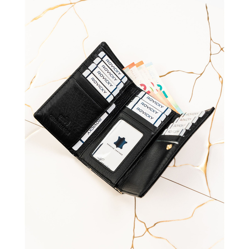 Czarny portfel damski z lakierowanej skóry naturalnej zamykany na zatrzask i bigiel - Rovicky