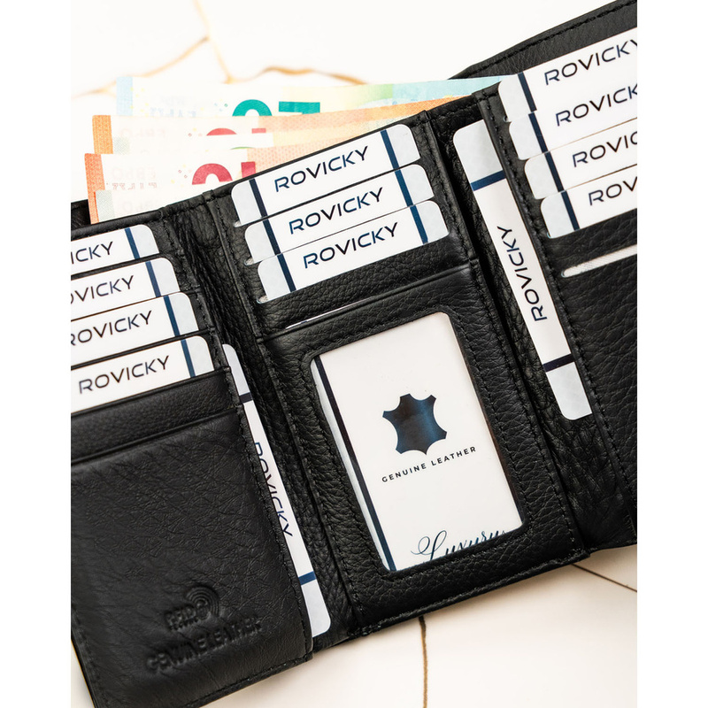 Czarny portfel damski z lakierowanej skóry naturalnej zamykany na zatrzask i bigiel - Rovicky