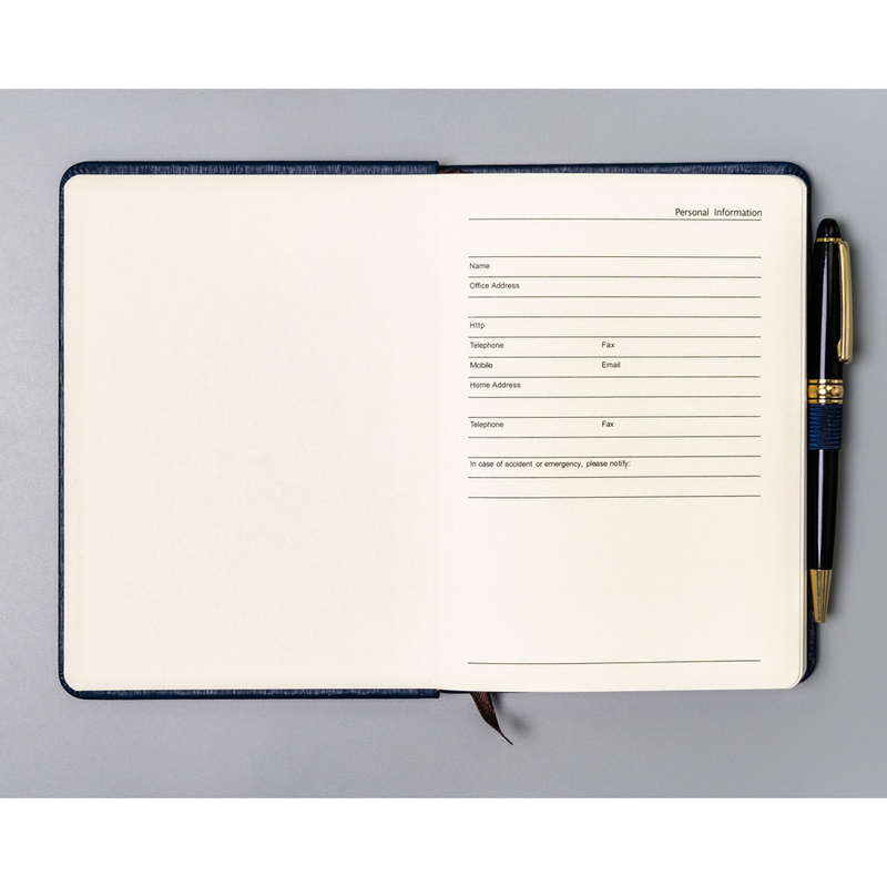 Notes w twardej oprawie w formacie B6 w granatowym kolorze,zadrukowany w kropki - Peterson