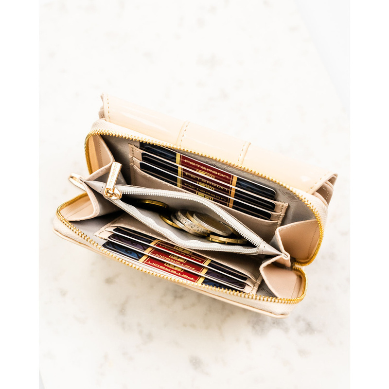 Poziomy portfel damski wykonany z lakierowanej skóry ekologicznej w beżowym kolorze - Peterson