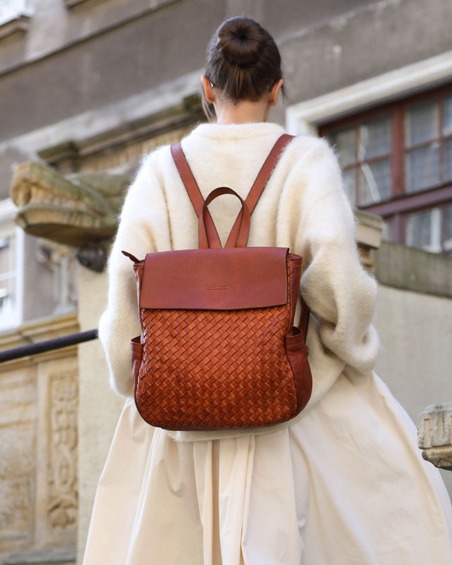 Plecak damski skórzany pleciony z kieszeniami  - MARCO MAZZINI brąz camel