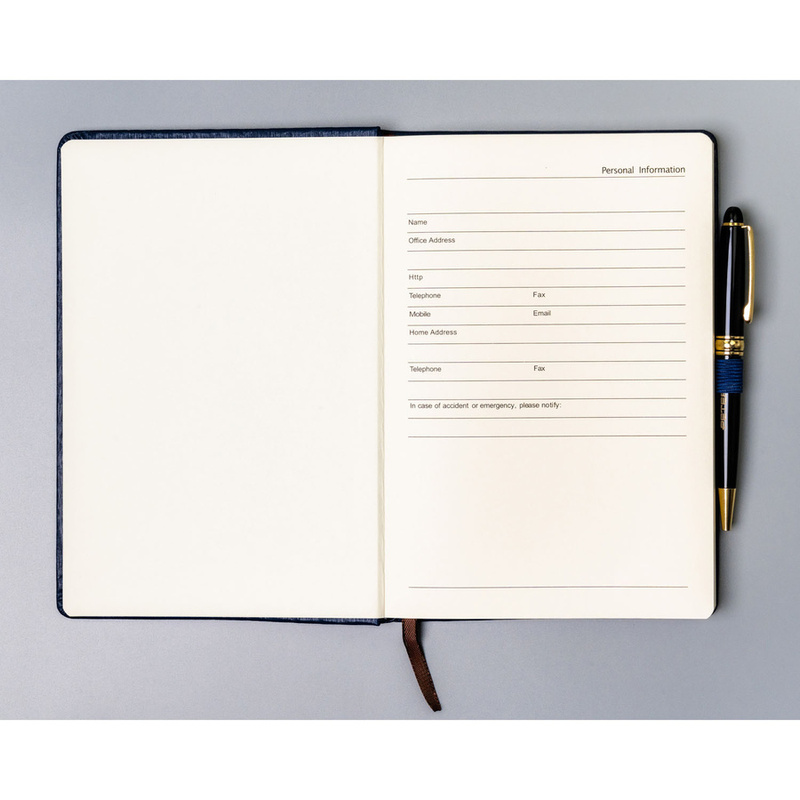 Notes w formacie A5 w granatowym kolorze, wyposażony w gumkę zamykającą - Peterson