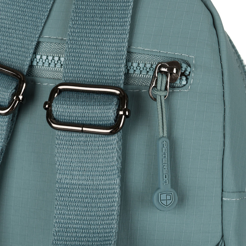 Niewielki plecak damski z poliestru w niebieskim kolorze z kieszonkami zamykanymi na suwak - Peterson