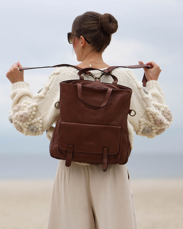 Skórzana torebka plecak z kieszenią z przodu - MARCO MAZZINI czekoladowy brąz