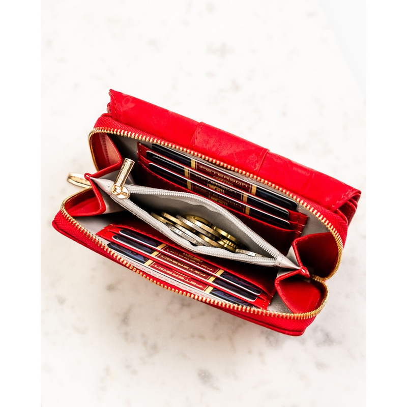 Portfel damski wykonany ze skóry ekologicznej w czerwonym kolorze w delikatne kwiaty - Peterson