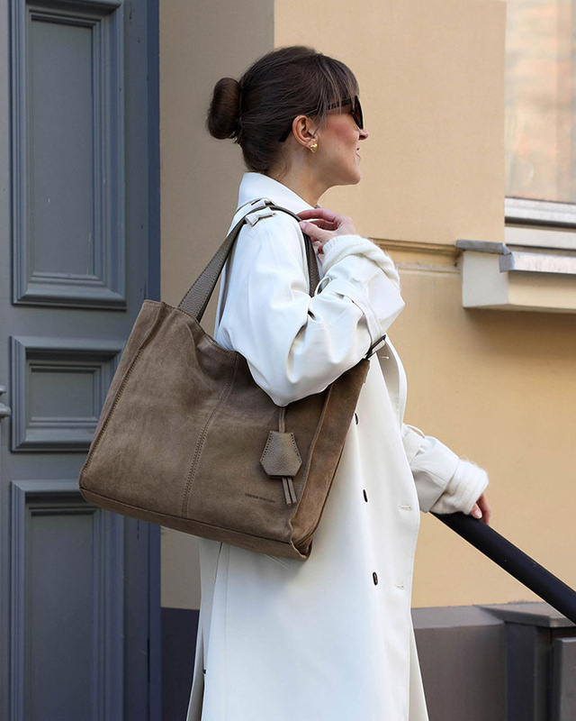 Beżowa torba zamszowa ze skóry typu shopper - MARCO MAZZINI