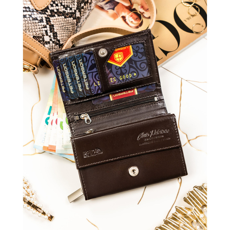 Portfel damski w brązowym kolorze zamykany na zatrzask, wyposażony w system RFID - Peterson