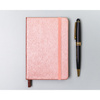 Różowy notes w formacie A6 zadrukowany w kropki, wyposażony w gumkę zamykającą - Peterson
