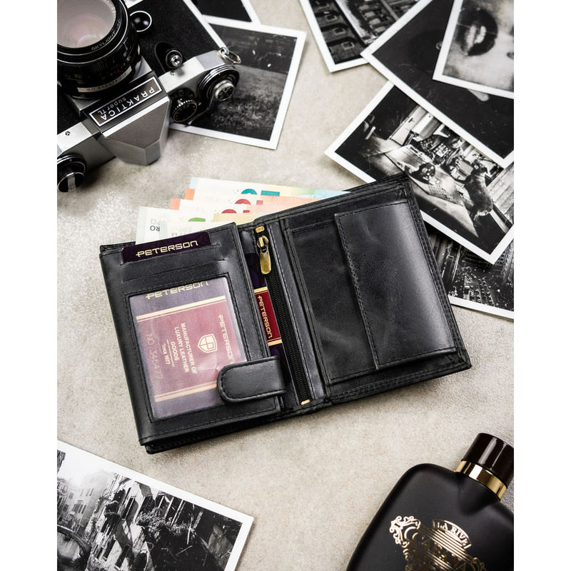 Pionowy, skórzany portfel męski w czarnym kolorze bez zapięcia zewnętrznego - Peterson
