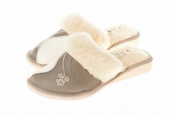 Wygodne Damskie kapcie zabudowane z ozdobnym haftem kwiat Wójciak Podhale