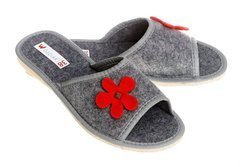 Wsuwane odkryte kapcie z filcu pantofle z czerwonym kwiatem pw120