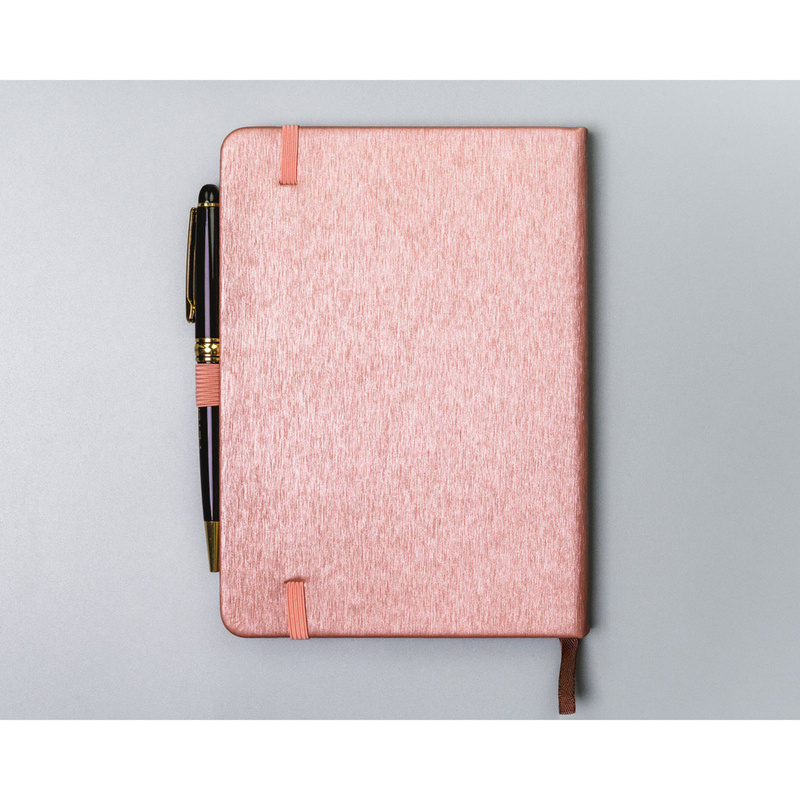 Różowy notes w formacie B6 zadrukowany w linie, wyposażony w gumkę zamykającą - Peterson