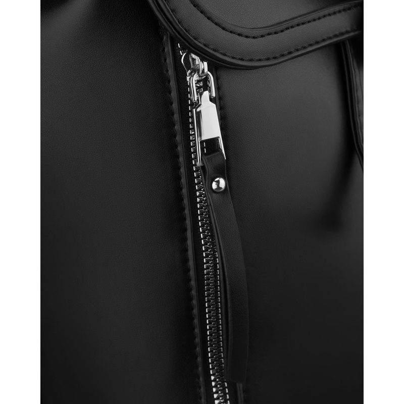 Czarny, niewielki plecak damski ze skóry ekologicznej wyposażony w nóżki ochronne - Rovicky