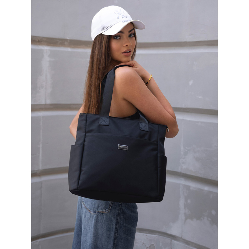 Duża torebka damska w czarnym kolorze zawieszona na wygodnych uchwytach - Peterson