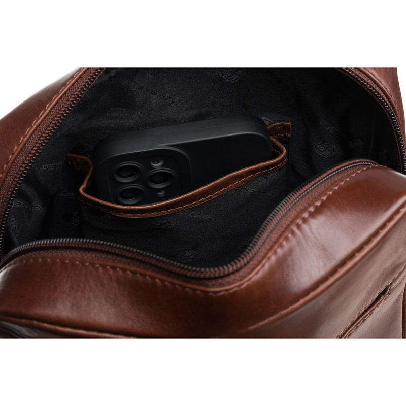 Miejska torba męska ze skóry naturalnej w brązowym kolorze, zawieszona na regulowanym pasku - Peterson