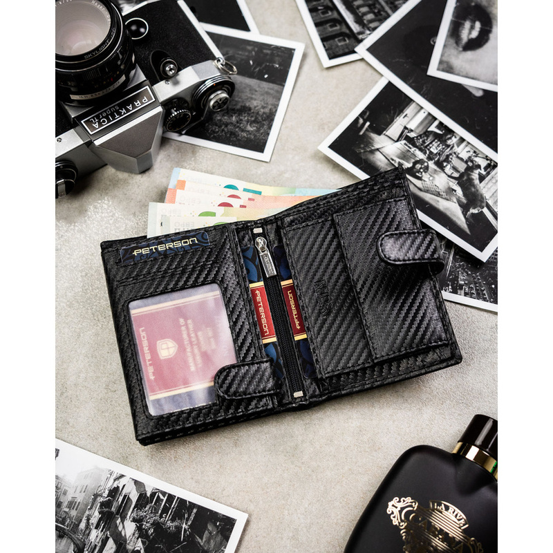 Pionowy portfel męski ze skóry naturalnej w czarnym kolorze wyposażony w system RFID, w zestawie z brelokiem - Peterson