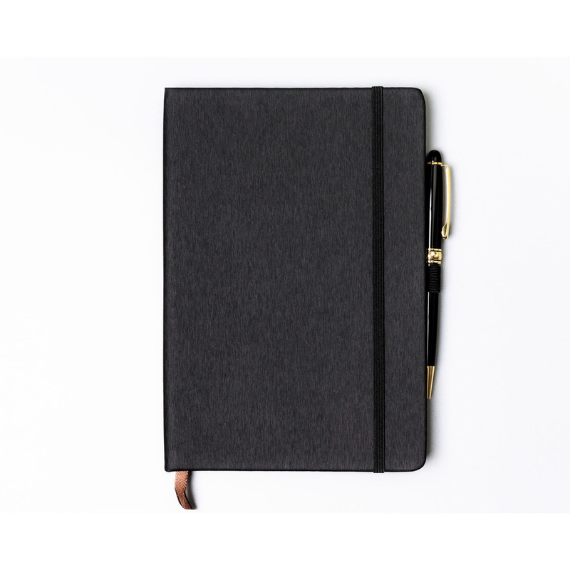 Czarny notes w formacie A5 zadrukowany w kropki, wyposażony w gumkę zamykającą - Peterson