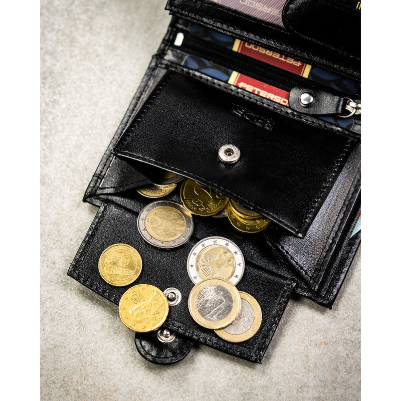 Elegancki portfel męski ze skóry naturalnej w czarnym kolorze zamykany zatrzaskiem, w zestawie z brelokiem - Peterson