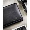 Zestaw prezentowy: skórzany, poziomy portfel męski w czarnym kolorze z systemem RFID i pasek ze skóry ekologicznej - Peterson