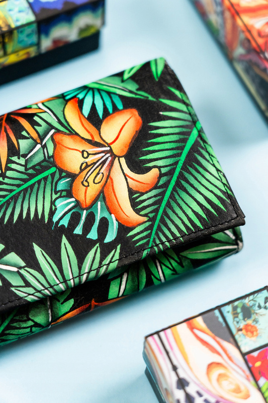 Rovicky Pojemny skórzany portfel damski na zatrzask roślinny wzór