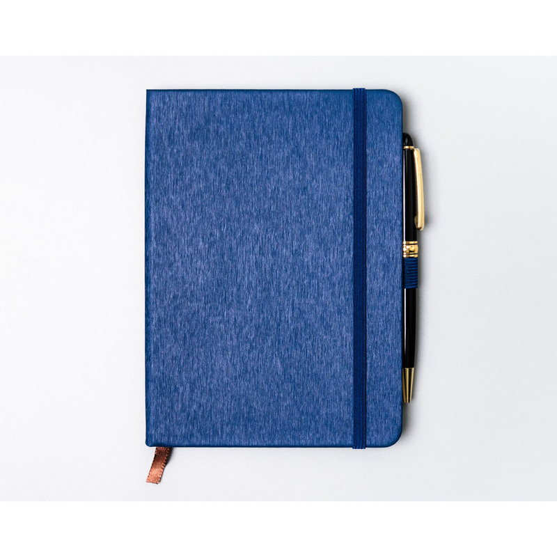 Granatowy notes w formacie B6 zadrukowany w linie, wyposażony w gumkę zamykającą - Peterson