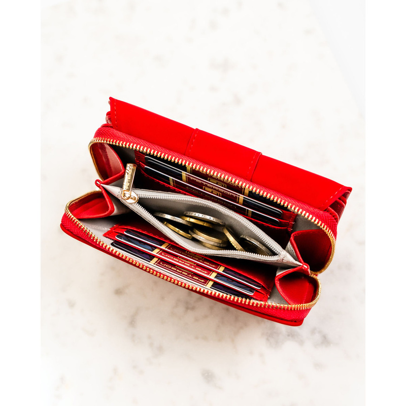 Poziomy portfel damski wykonany ze skóry ekologicznej w czerwonym kolorze, zamykany na zatrzask - Peterson