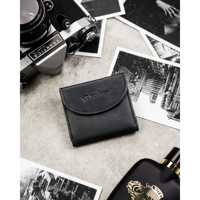 Mały i cienki, skórzany portfel męski w czarnym kolorze zamykany zatrzaskiem - Rovicky