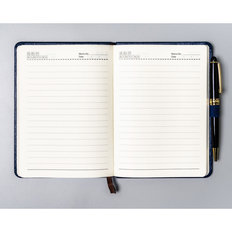 Granatowy notes w formacie B6 zadrukowany w linie, wyposażony w gumkę zamykającą - Peterson