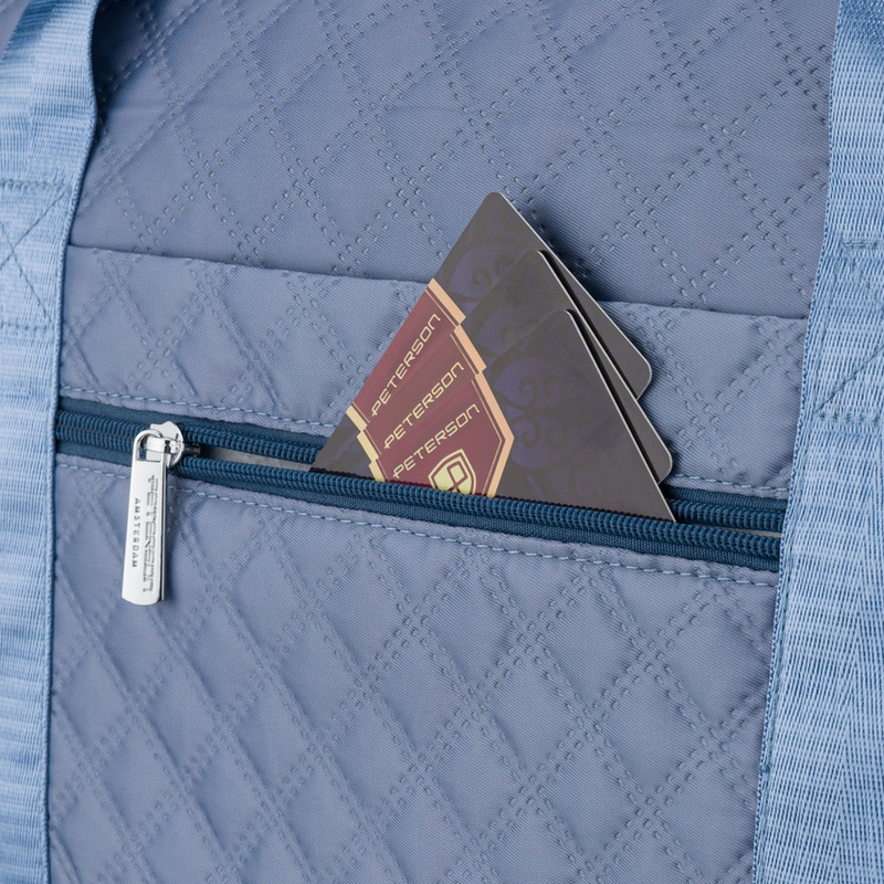 Treningowa torba wykonana z poliestru w niebieskim kolorze, wyposażona w uchwyt na walizkę - Peterson