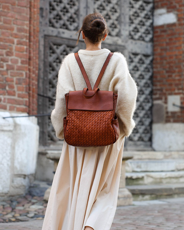 Plecak damski skórzany pleciony z kieszeniami  - MARCO MAZZINI brąz camel