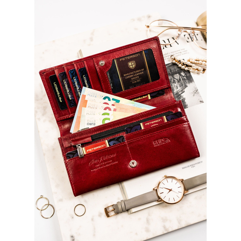 Elegancki, skórzany portfel damski w czerwonym kolorze zamykany na zatrzask - Peterson