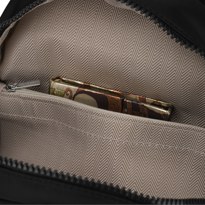 Czarny plecak damski wykonany z poliestru, jednokomorowy i zamykany suwakiem - Peterson