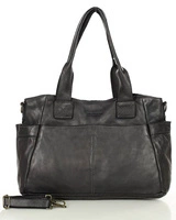 Torebka damska czarna skórzana z kieszeniami na zewnątrz - MARCO MAZZINI