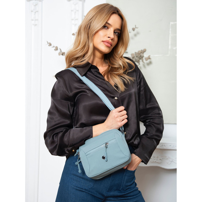 Praktyczna, niebieska listonoszka damska zawieszona na regulowanym pasku - Peterson