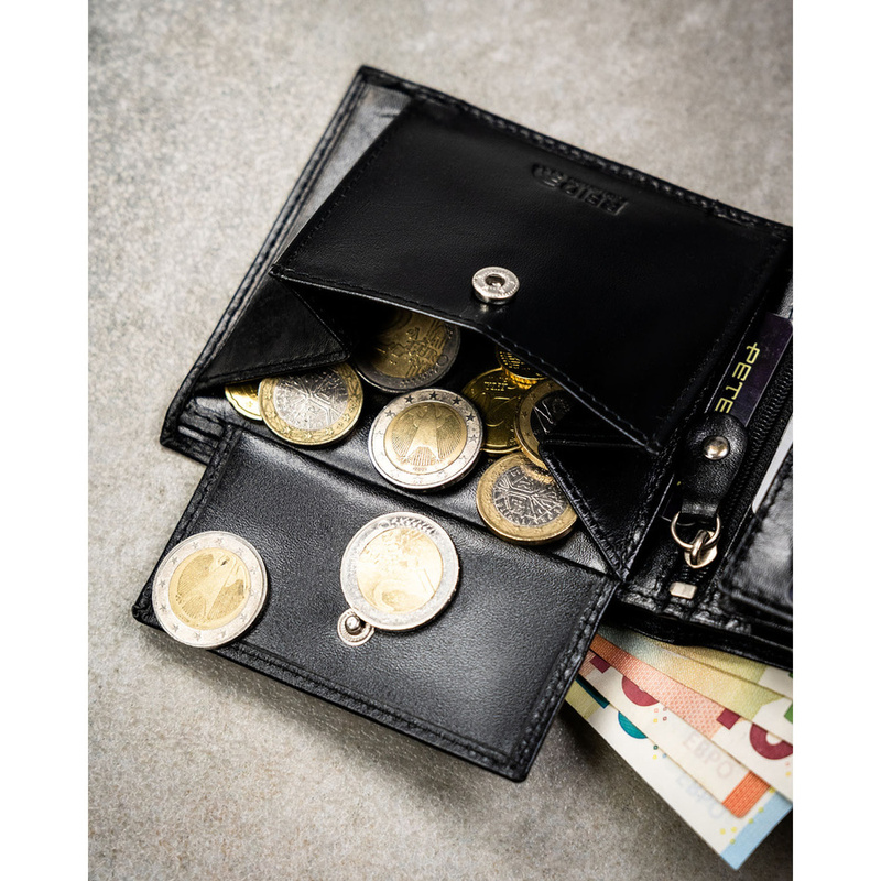 Portfel męski ze skóry naturalnej w czarnym kolorze wyposażony w system RFID, w zestawie z brelokiem - Peterson