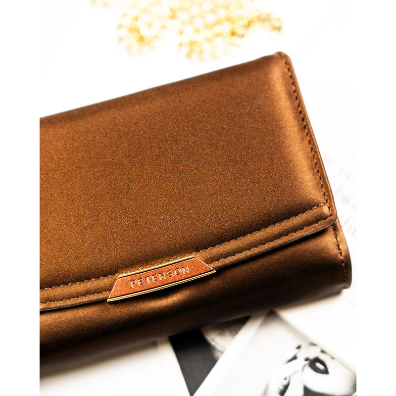 Brązowy portfel damski ze skóry ekologicznej zamykany na zatrzask i suwak - Peterson