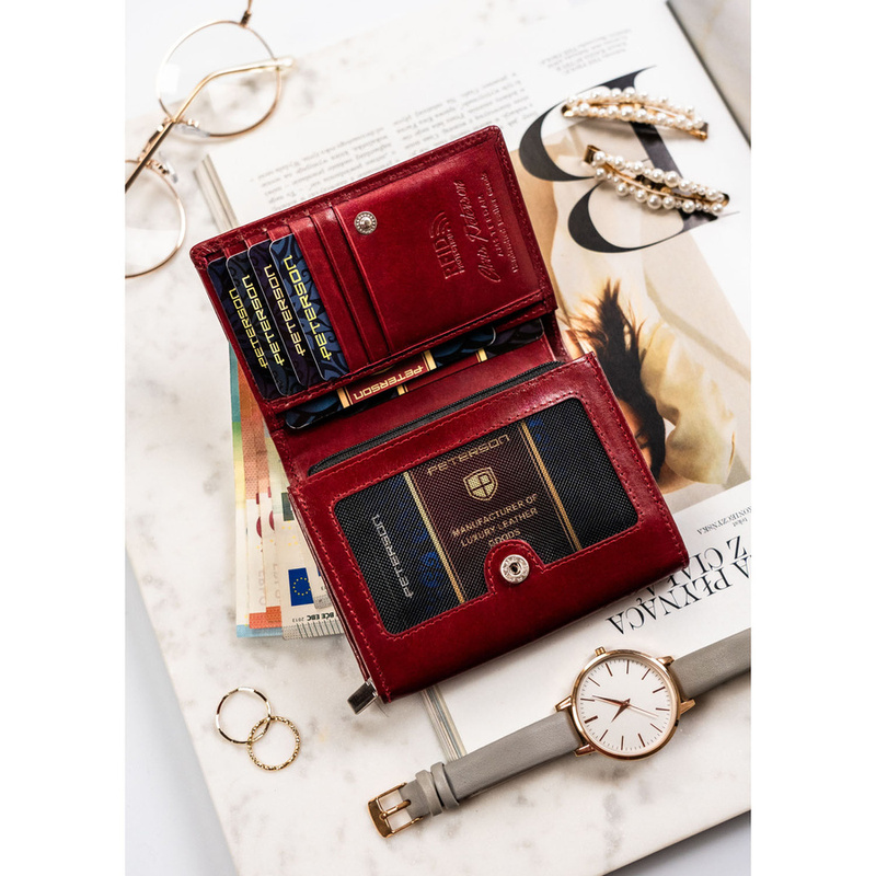 Elegancki i kompaktowy portfel damski w czerwonym kolorze wykonany ze skóry naturalnej - Peterson