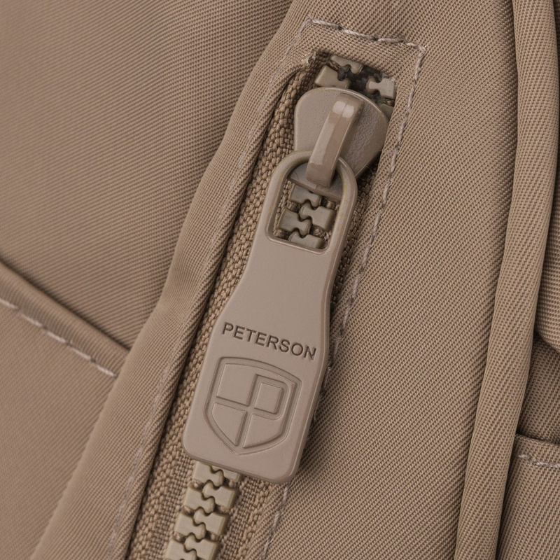 Mały, beżowy plecak damski wykonany z poliestru - Peterson