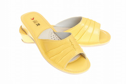 Pantofle damskie Wójciak, klin o wysokości 3,5 cm, wzór ręcznie robiony. Model 030