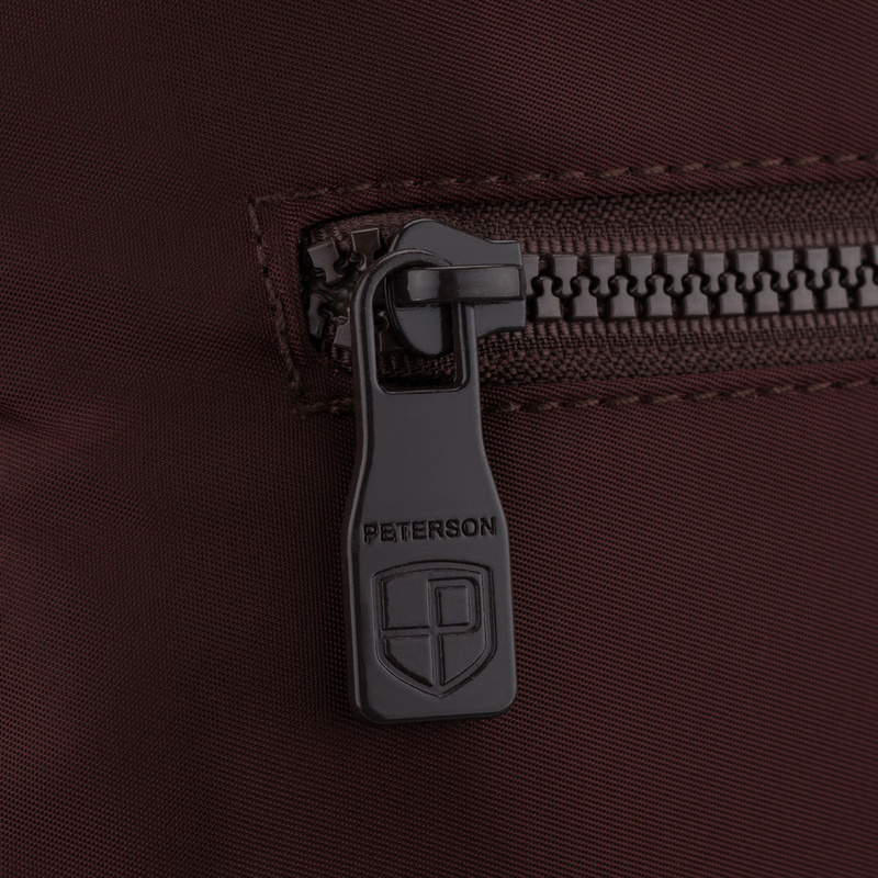 Listonoszka damska z poliestru w bordowym kolorze zawieszona na uchwytach i doczepianym pasku - Peterson