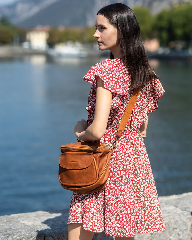 Torebka na szerokim pasku półokrągła skórzana listonoszka  - MARCO MAZZINI brąz camel