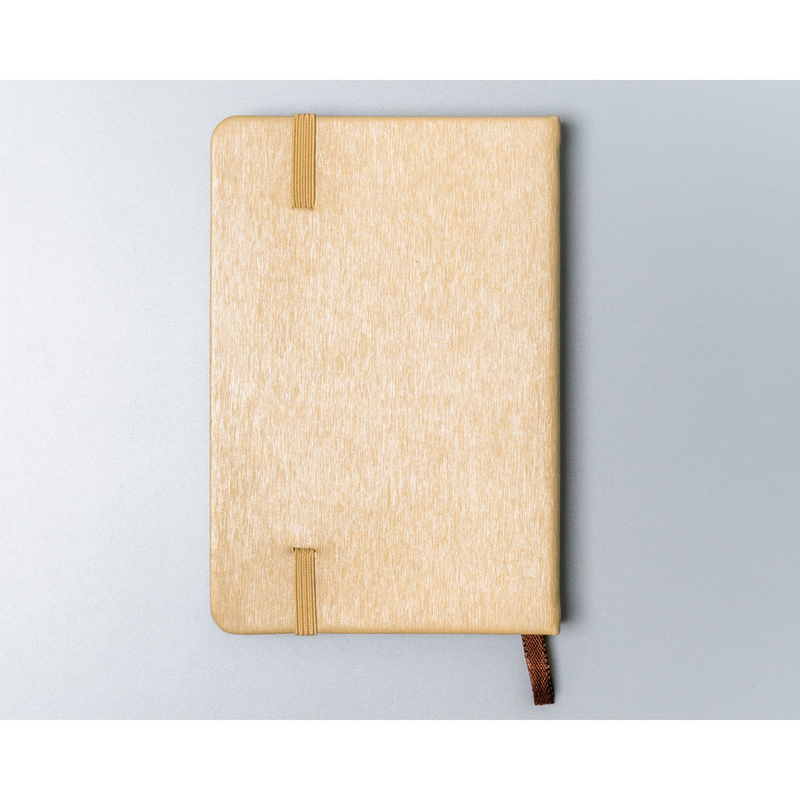 Beżowy notes w formacie A6 zadrukowany w linie, wyposażony w gumkę zamykającą - Peterson