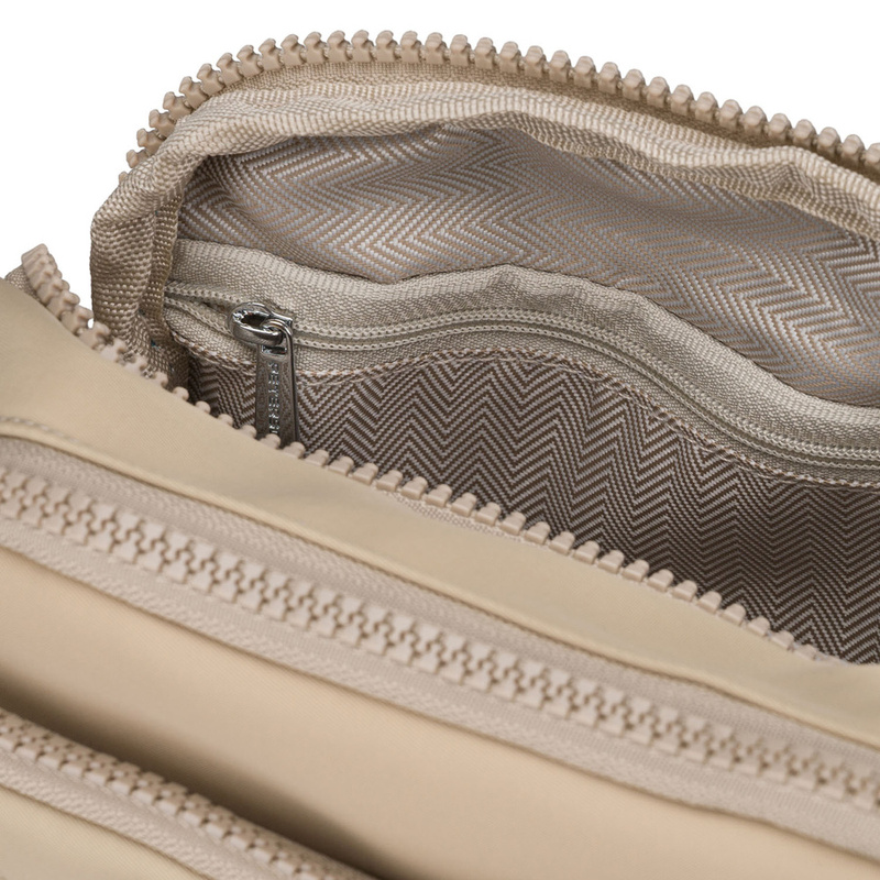 Torebka damska z poliestru w jasnobeżowym kolorze zamykana suwakiem - Peterson