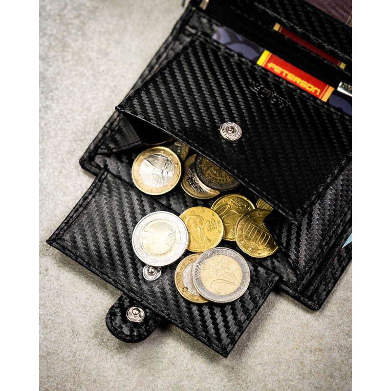 Pionowy portfel męski ze skóry naturalnej w czarnym kolorze wyposażony w system RFID, w zestawie z brelokiem - Peterson