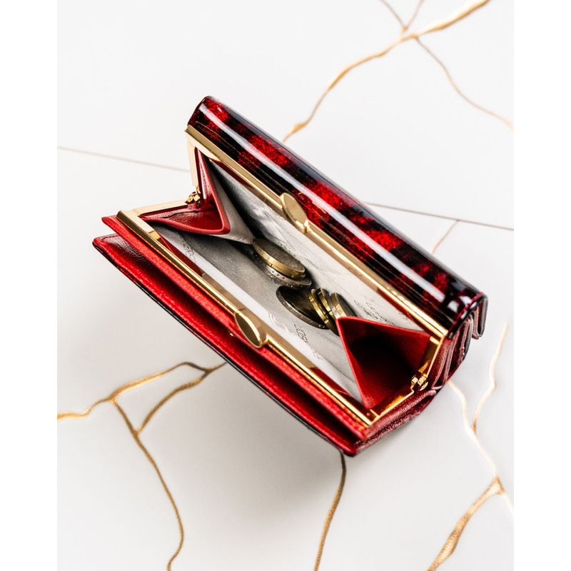 Średniej wielkości, lakierowany czerwony portfel damski wykonany ze skóry naturalnej i ekologicznej - Peterson