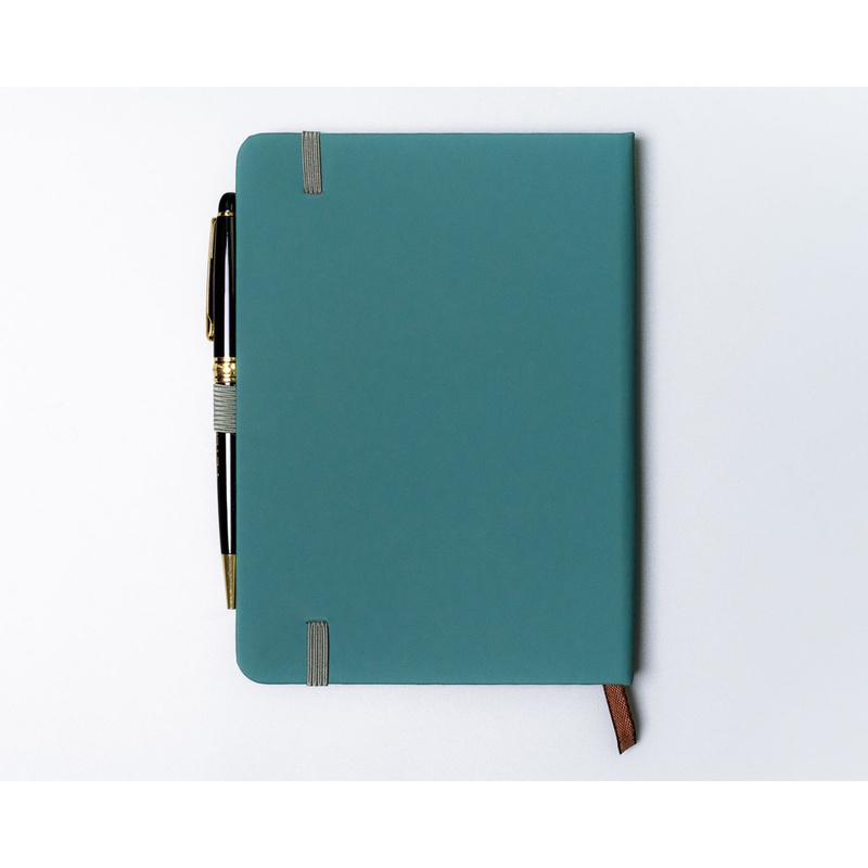 Zielony notes w formacie B6 zadrukowany w linie, wyposażony w pętelkę na długopis - Peterson