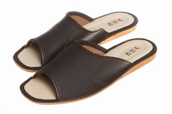 Pantofle męskie Wójciak, klin o wysokości 1,5 cm , wkładka ze skóry bydlęcej. Model 255