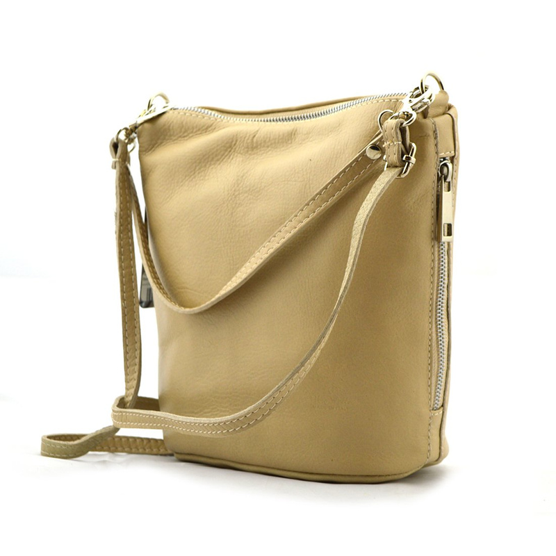 Zgrabna i pojemna skórzana listonoszka damska