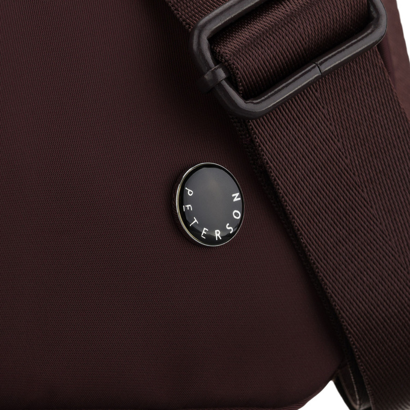 Bordowa listonoszka damska z poliestru zawieszona na szerokim pasku, dwukomorowa - Peterson