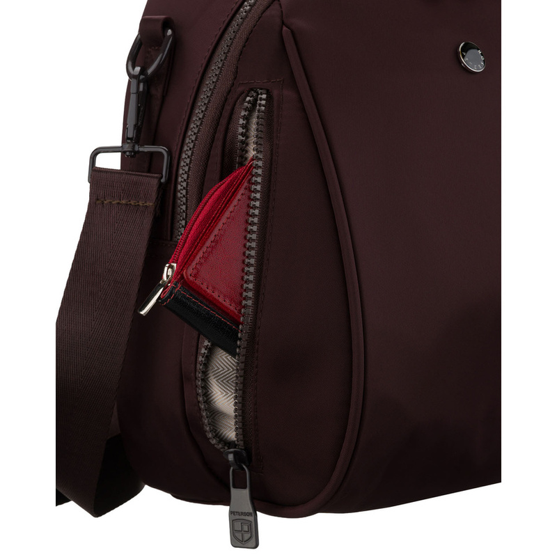 Mały, bordowy plecak damski wykonany z poliestru, wyposażony w dodatkowy pasek - Peterson